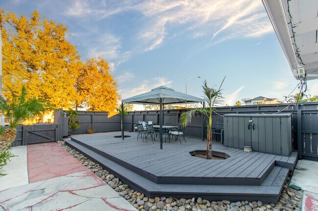 Building Photo - Refreshed 1 bed / 1bath Second Floor Unit in the Heart of Pacific Beach!