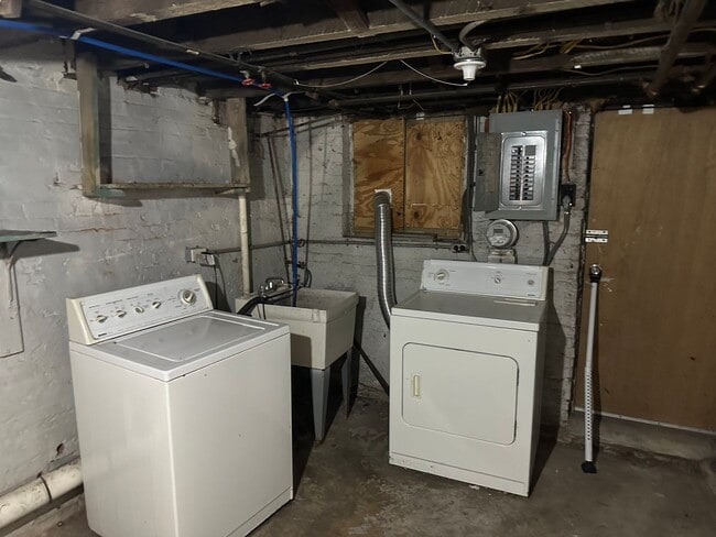 Building Photo - Spacious Rooms! W/D! Available Now!