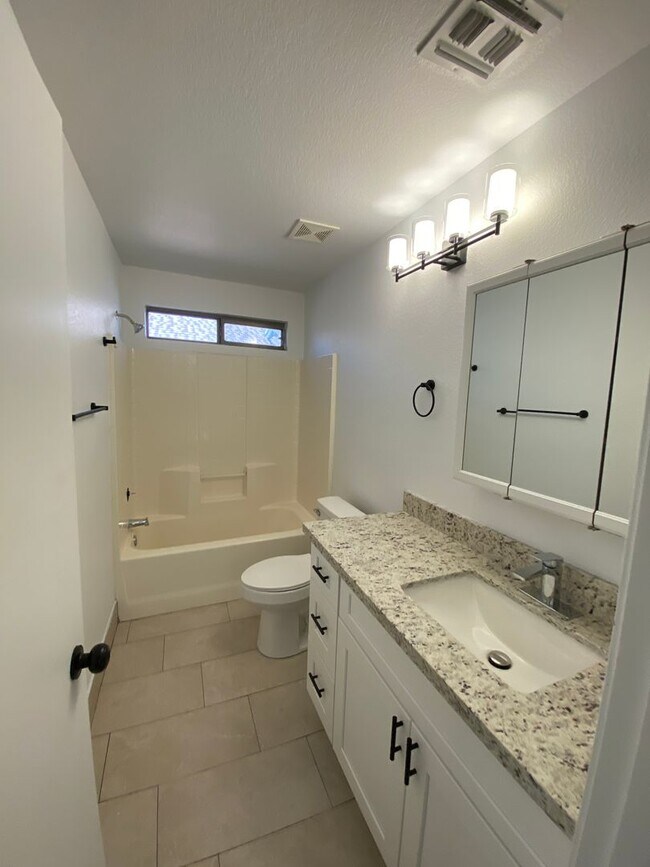 Building Photo - Renovated Super Sharp 3 bedroom, 2 bathroo...
