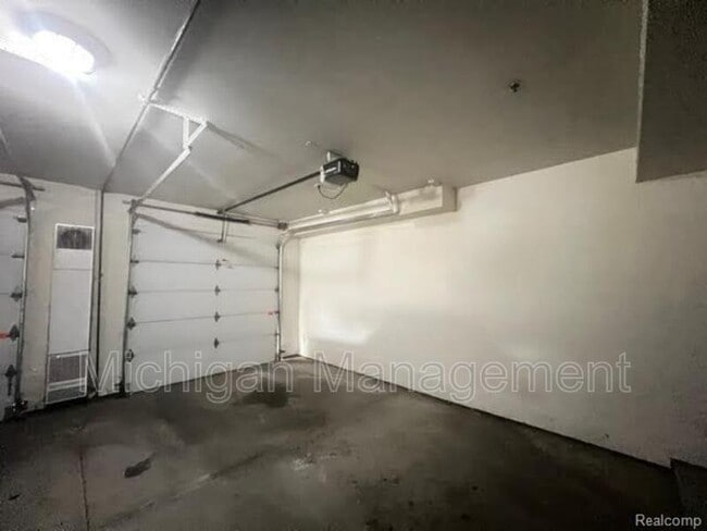 Building Photo - 2735 E Maple Rd