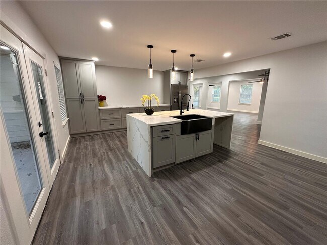 Building Photo - 8058 Longridge Dr