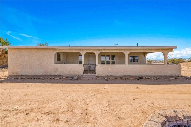 Building Photo - 2 Bedroom Home on 1.8 Acre Lot