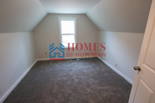Building Photo - Three Bedroom House