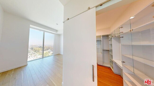 Building Photo - 525 Olive St