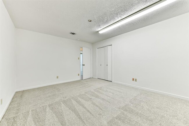 Building Photo - 3405 E Circle Dr
