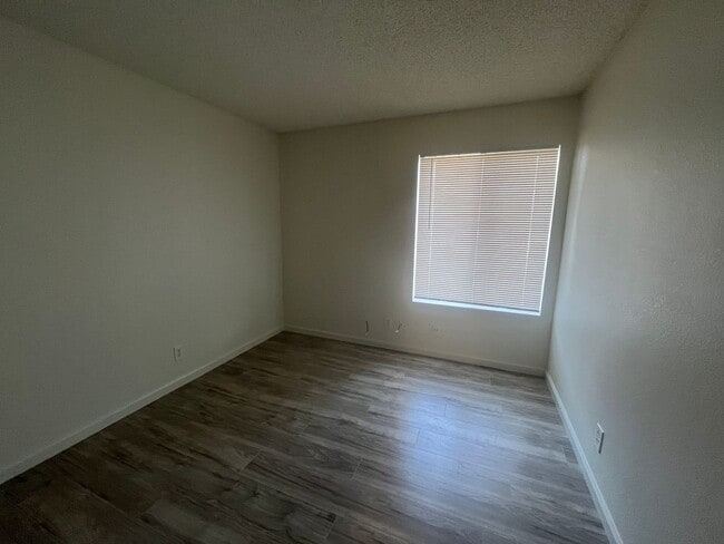 Building Photo - 402 Oakwood Ct