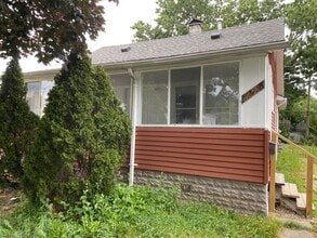 Building Photo - 2 Bedroom 1 Bath Home In Eastpointe