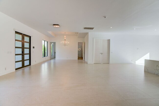 Building Photo - Modern Home in Palm Beach Gardens, Just Minutes from Juno Beach