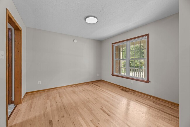 Building Photo - 506 River Rd