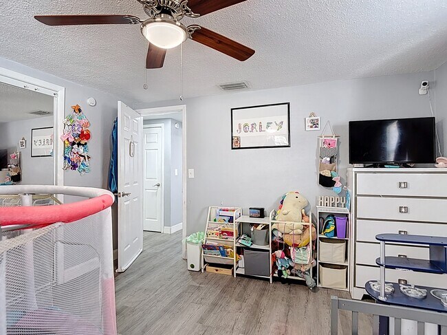 Building Photo - 5913 Appletree Rd