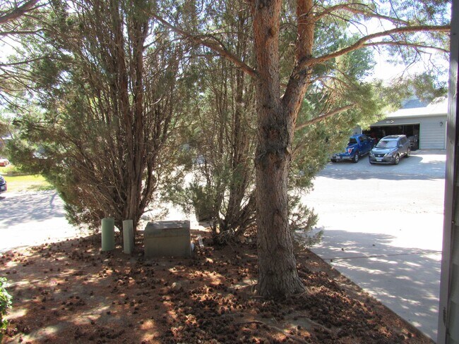 Building Photo - Secluded Eastside Townhome W/Double Garage
