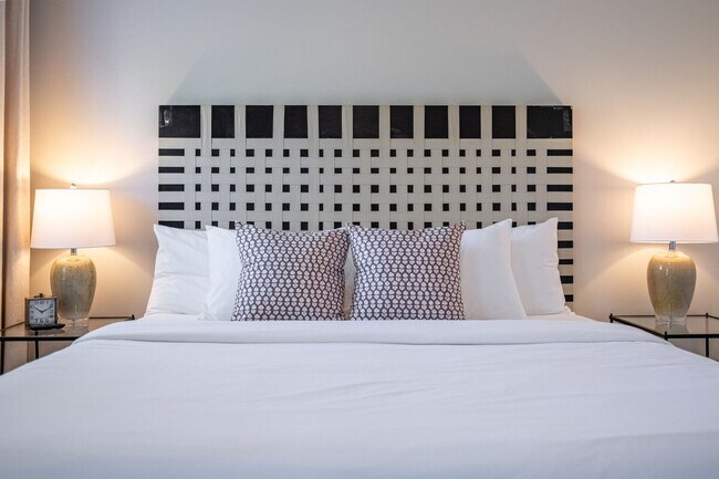 Building Photo - 18 Huntcliff Dr