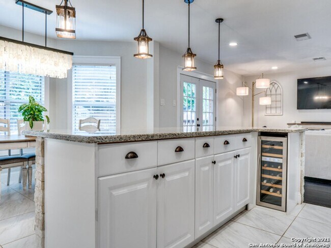 Building Photo - BEAUTIFULLY RENOVATED 4-BEDROOM HOME IN HUNTINGTON PLACE