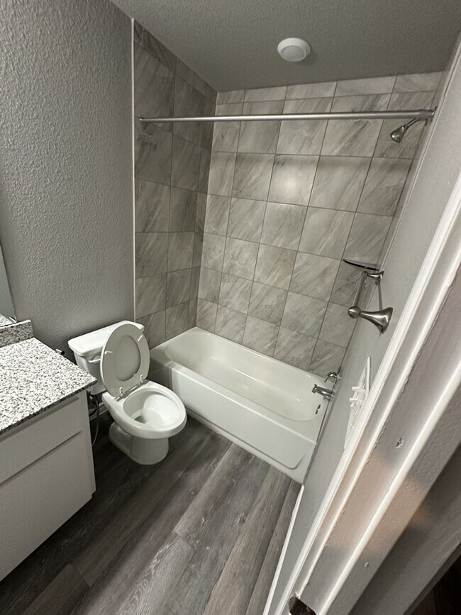 Building Photo - AVAILABLE NOW!