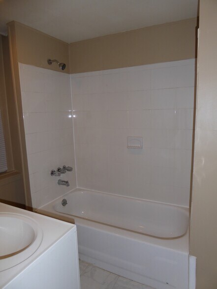 Building Photo - 106 9th St SE