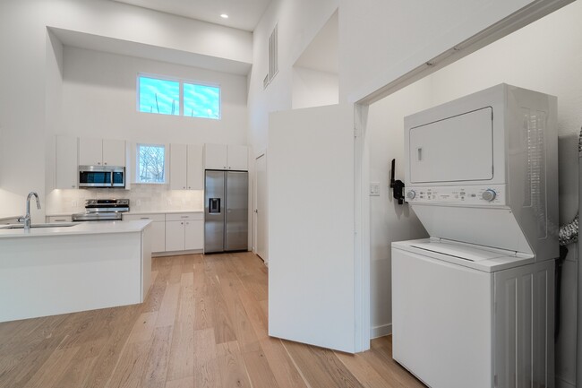 Building Photo - Stunning Newer Townhomes in Lakewood — Walk to Whole Foods, Trader Joe's & Lower Greenville