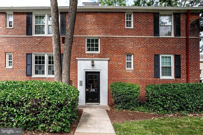 Building Photo - 206 N George Mason Dr