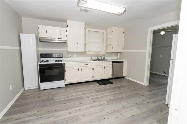 Building Photo - 558 Sunset Dr