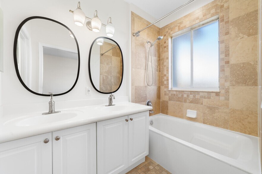 Building Photo - 3057 Laurel Ridge Cir