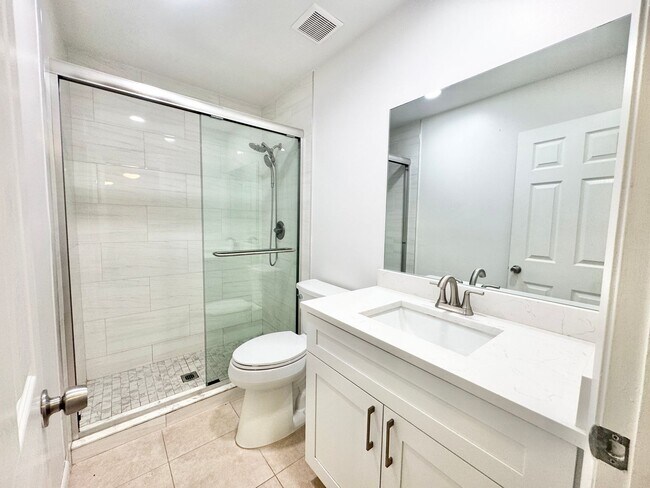 Building Photo - ** KINGS LAKE ** 2 BED / 2 BATH - CONDO - ...