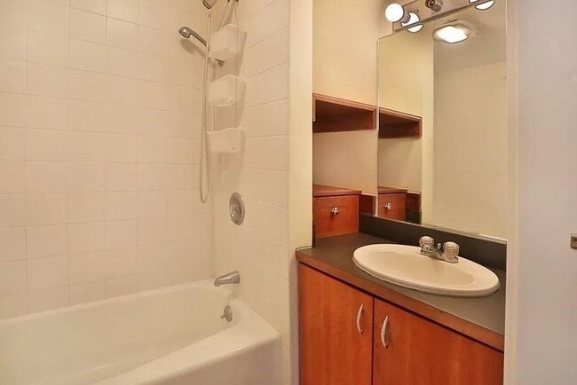 Building Photo - Beautiful first floor 1 bedroom condo in a great location now available!