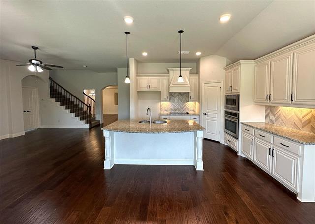 Building Photo - 520 Stillwater Dr