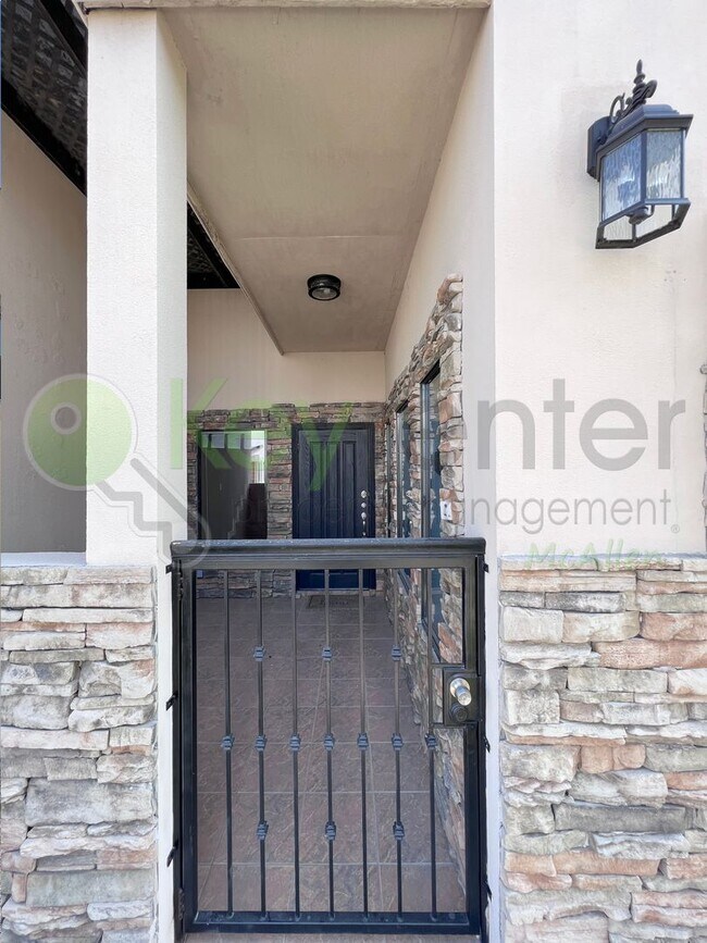 Building Photo - Beautiful 4B/2.5B Home in Mcallen