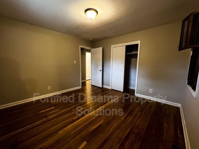 Building Photo - 1908 Rayston Dr