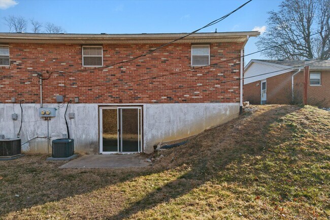 Building Photo - 18 Manor Dr