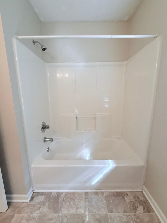 Building Photo - 2-bedroom townhome in great Gainesville location!