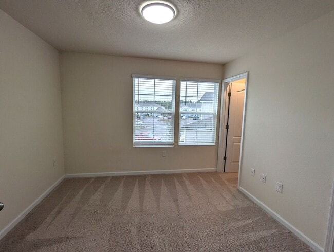 Building Photo - REDUCED RATE ON THIS 18mo LEASE (15mo & 12mo also available) AND WAIVED $250 Admin Fee (app. fee ...
