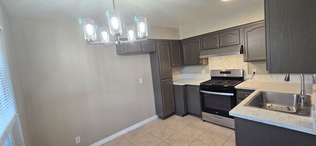 Building Photo - 405 S Kroeger St
