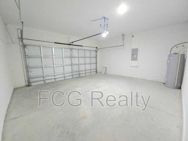 Building Photo - 6260 N Chestnut Terrace