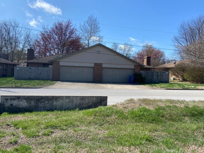 Building Photo - Spacious Duplex near Medical Mile