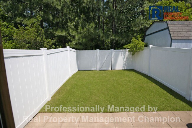 Building Photo - 2 BD/1.5 BA Townhome with Convenient Jacksonville Location