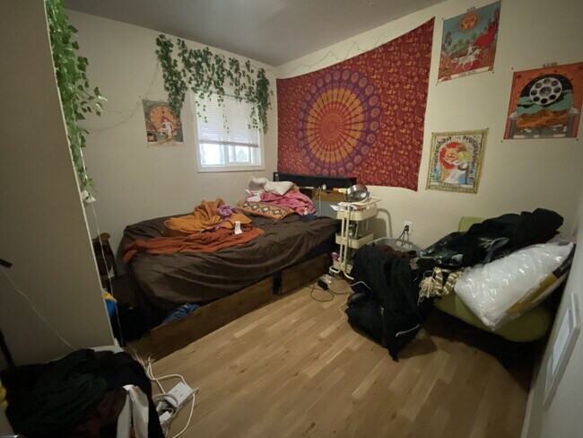 Building Photo - 825 N Garden St