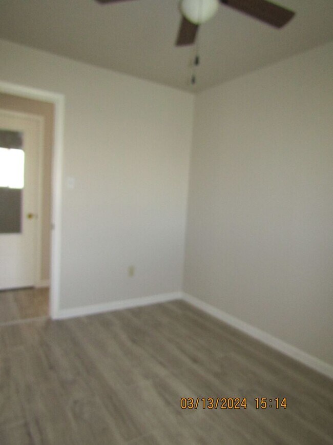 Building Photo - Freshly Painted/New Flooring Home!! Pets N...