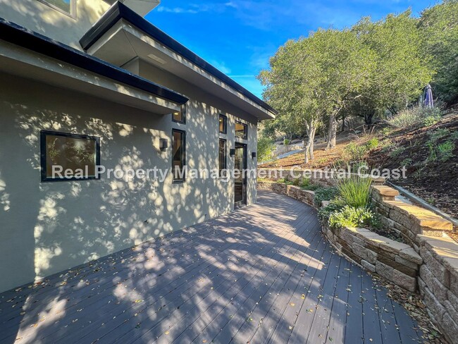 Building Photo - AVAILABLE JANUARY - Fully Furnished Modern...