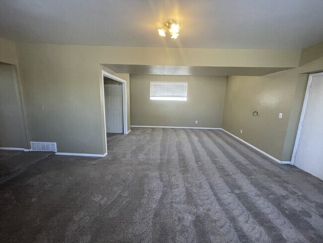 Building Photo - Spacious 6-Bed Oasis with Finished Basement & Cozy Fireplace.