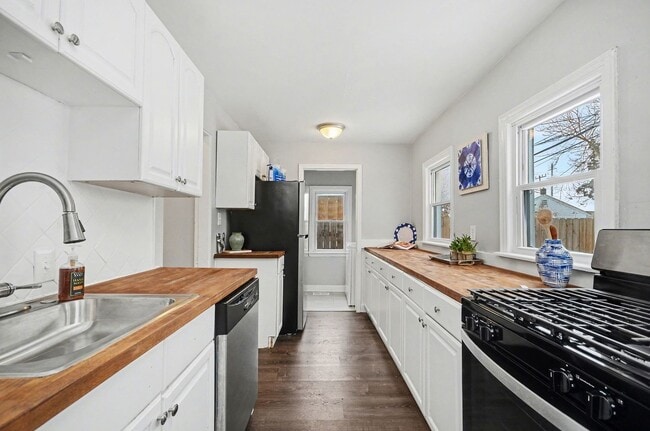 Building Photo - Bright, Clean 3 bed/1 bath- Move In Ready