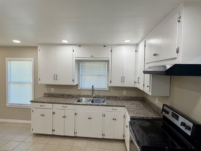 Building Photo - 3933 Harris Dr