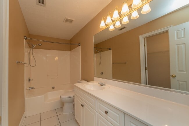 Building Photo - $1750 - Updated 3 bed/3 bath house conveniently located near Doctor's Hospital!