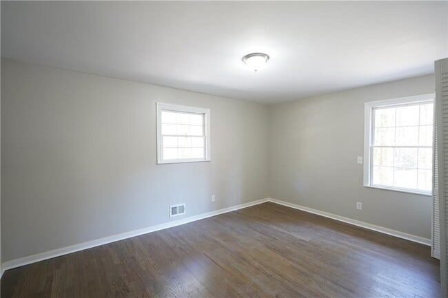 Building Photo - 2221 Pinecliff Dr NE