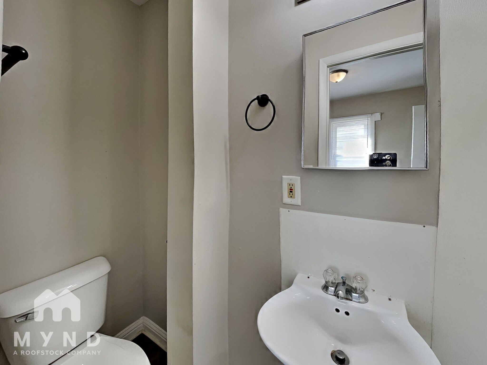 Building Photo - 1709 E Tabor St