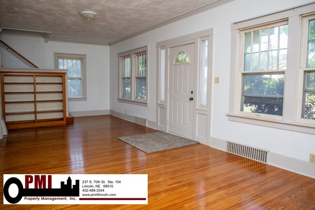 Building Photo - 4 Bedroom, 1.5 bathroom House For Rent; Av...