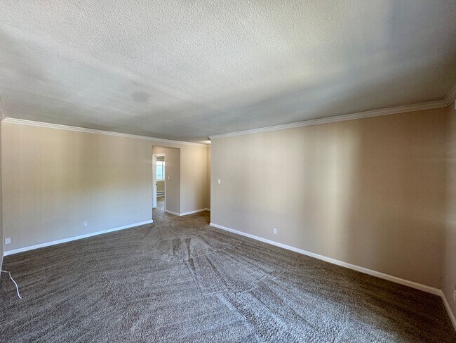 Building Photo - Nice Upper End Unit with Inside Laundry!  ...