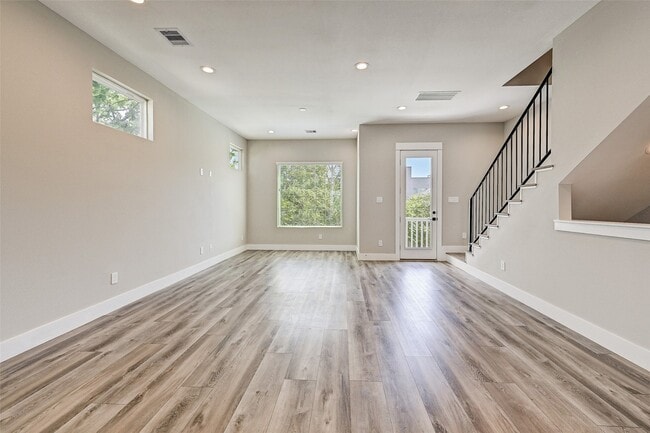 Building Photo - 1302 W 24th St