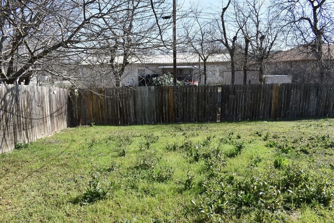 Building Photo - 907 Crymes Ln