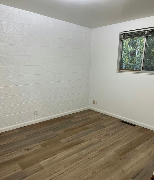 Building Photo - 2122 Orchard Dr