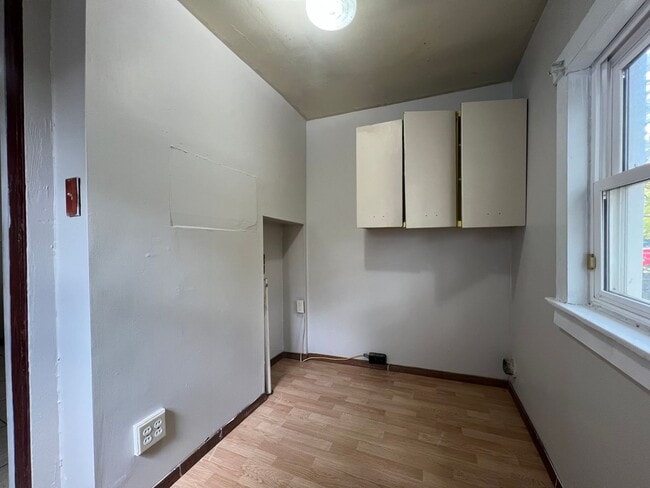 Building Photo - Spacious 3+ bedroom house with detached ga...